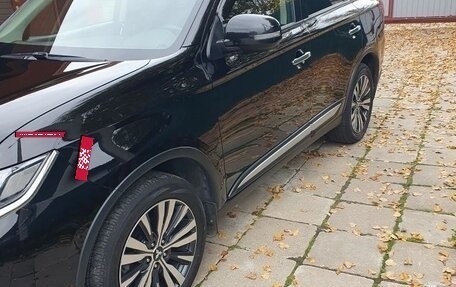 Mitsubishi Outlander III рестайлинг 3, 2019 год, 2 600 000 рублей, 10 фотография