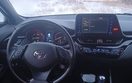 Toyota C-HR I рестайлинг, 2022 год, 3 000 000 рублей, 6 фотография