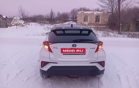 Toyota C-HR I рестайлинг, 2022 год, 3 000 000 рублей, 3 фотография