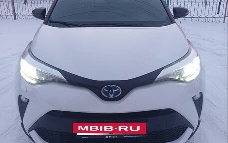 Toyota C-HR I рестайлинг, 2022 год, 3 000 000 рублей, 2 фотография