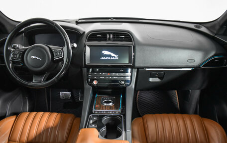 Jaguar F-Pace, 2016 год, 2 500 000 рублей, 13 фотография