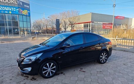Hyundai Solaris II рестайлинг, 2015 год, 930 000 рублей, 2 фотография