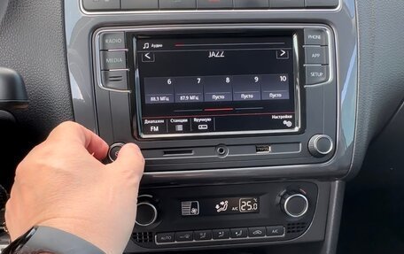 Volkswagen Polo VI (EU Market), 2018 год, 1 300 000 рублей, 18 фотография