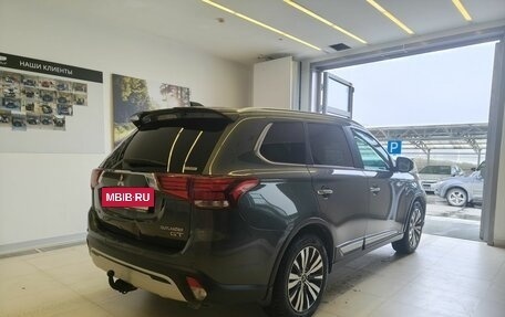 Mitsubishi Outlander III рестайлинг 3, 2019 год, 2 990 000 рублей, 4 фотография