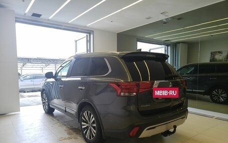 Mitsubishi Outlander III рестайлинг 3, 2019 год, 2 990 000 рублей, 6 фотография