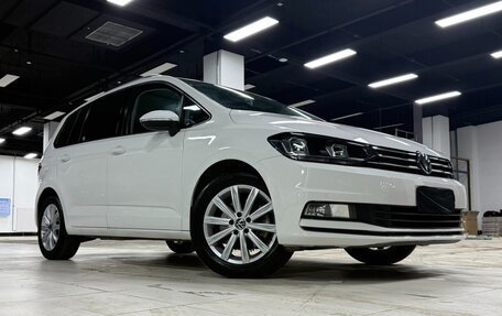 Volkswagen Touran III, 2022 год, 1 560 000 рублей, 2 фотография