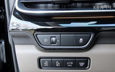 KIA Carnival, 2023 год, 11 фотография