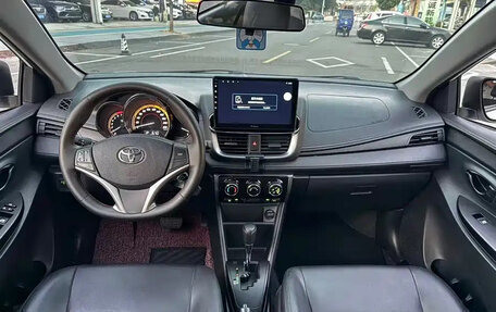 Toyota Yaris XP150 рестайлинг, 2022 год, 1 200 000 рублей, 13 фотография