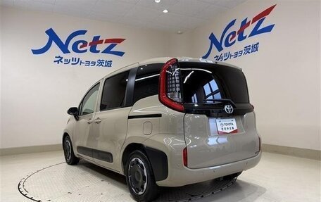 Toyota Sienta, 2022 год, 1 330 000 рублей, 6 фотография