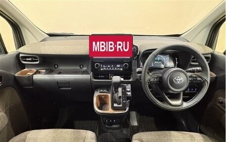 Toyota Sienta, 2022 год, 1 330 000 рублей, 10 фотография