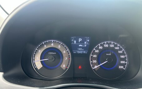 Hyundai Solaris II рестайлинг, 2011 год, 740 000 рублей, 17 фотография