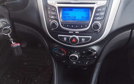 Hyundai Solaris II рестайлинг, 2011 год, 800 000 рублей, 10 фотография