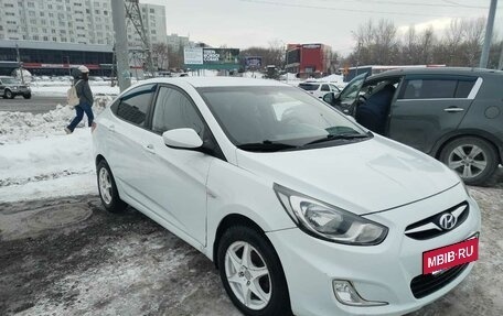 Hyundai Solaris II рестайлинг, 2011 год, 800 000 рублей, 4 фотография