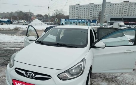 Hyundai Solaris II рестайлинг, 2011 год, 800 000 рублей, 3 фотография