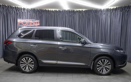 Mitsubishi Outlander III рестайлинг 3, 2021 год, 2 899 000 рублей, 4 фотография