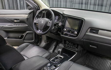 Mitsubishi Outlander III рестайлинг 3, 2021 год, 2 899 000 рублей, 10 фотография