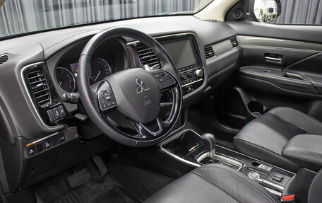 Mitsubishi Outlander III рестайлинг 3, 2021 год, 2 899 000 рублей, 15 фотография