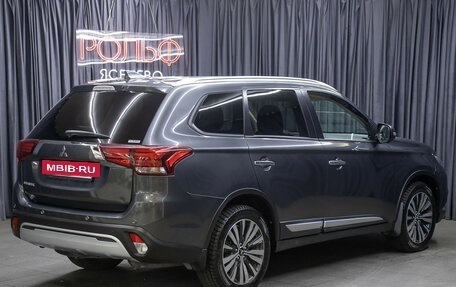 Mitsubishi Outlander III рестайлинг 3, 2021 год, 2 899 000 рублей, 5 фотография