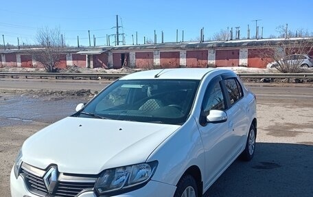 Renault Logan II, 2015 год, 900 000 рублей, 1 фотография