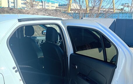 Renault Logan II, 2015 год, 900 000 рублей, 12 фотография