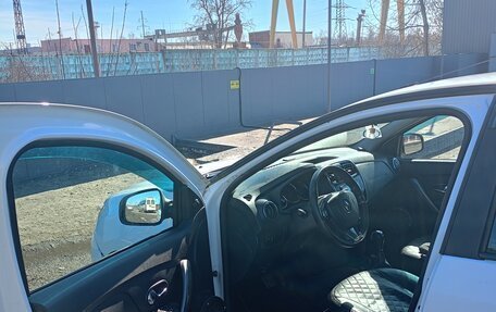 Renault Logan II, 2015 год, 900 000 рублей, 16 фотография