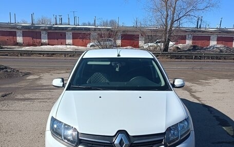 Renault Logan II, 2015 год, 900 000 рублей, 2 фотография