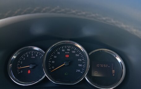 Renault Logan II, 2015 год, 900 000 рублей, 19 фотография