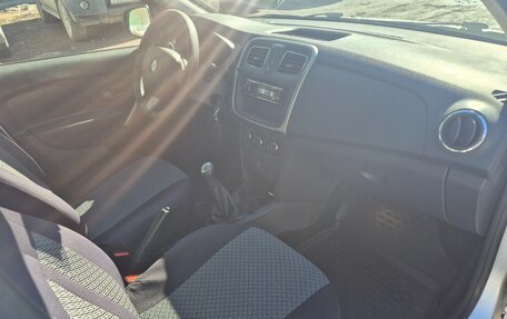 Renault Logan II, 2017 год, 850 000 рублей, 12 фотография