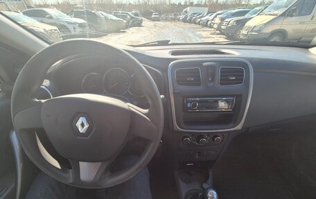 Renault Logan II, 2017 год, 850 000 рублей, 13 фотография