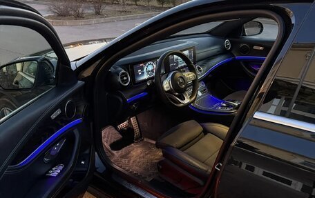 Mercedes-Benz E-Класс, 2019 год, 3 450 000 рублей, 5 фотография