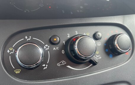 Renault Logan II, 2018 год, 965 000 рублей, 10 фотография