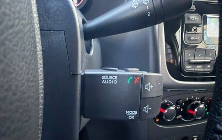 Renault Logan II, 2017 год, 899 999 рублей, 17 фотография