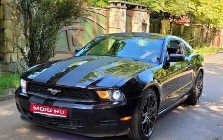 Ford Mustang VI рестайлинг, 2011 год, 1 950 000 рублей, 1 фотография