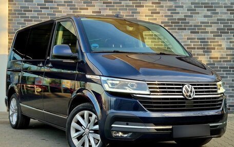 Volkswagen Multivan T6 рестайлинг, 2021 год, 7 000 000 рублей, 4 фотография