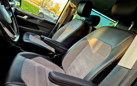 Volkswagen Multivan T6 рестайлинг, 2021 год, 7 000 000 рублей, 20 фотография