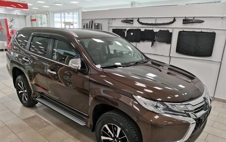 Mitsubishi Pajero Sport III рестайлинг, 2020 год, 4 500 000 рублей, 2 фотография