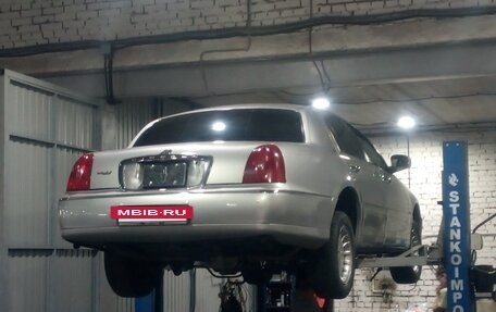 Lincoln Town Car III рестайлинг, 1998 год, 1 000 000 рублей, 3 фотография