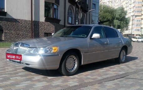 Lincoln Town Car III рестайлинг, 1998 год, 1 000 000 рублей, 2 фотография