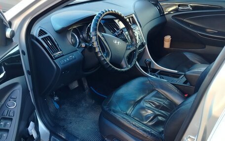 Hyundai Sonata VI, 2010 год, 750 000 рублей, 4 фотография