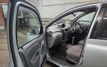 Toyota Platz, 2001 год, 330 000 рублей, 1 фотография