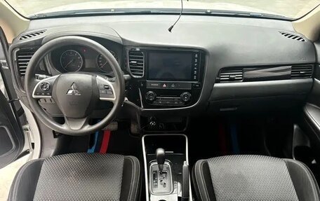 Mitsubishi Outlander III рестайлинг 3, 2021 год, 2 200 900 рублей, 5 фотография