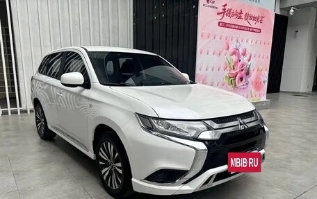 Mitsubishi Outlander III рестайлинг 3, 2021 год, 2 200 900 рублей, 3 фотография