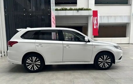 Mitsubishi Outlander III рестайлинг 3, 2021 год, 2 200 900 рублей, 6 фотография