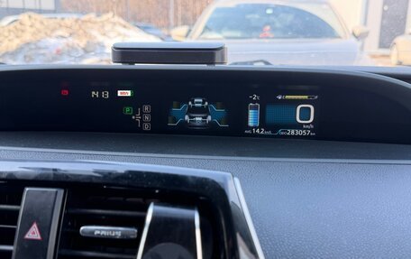 Toyota Prius IV XW50, 2016 год, 1 100 000 рублей, 6 фотография