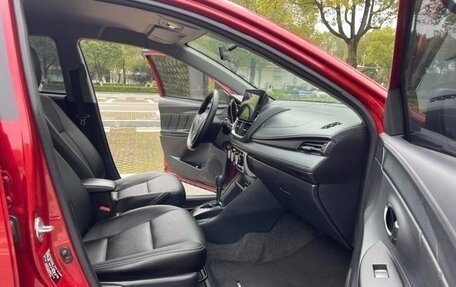 Toyota Yaris XP150 рестайлинг, 2021 год, 1 200 000 рублей, 13 фотография