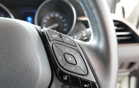 Toyota C-HR I рестайлинг, 2017 год, 1 340 000 рублей, 24 фотография