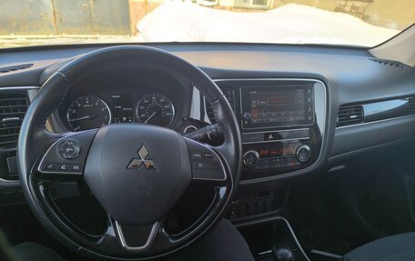 Mitsubishi Outlander III рестайлинг 3, 2019 год, 2 490 000 рублей, 12 фотография