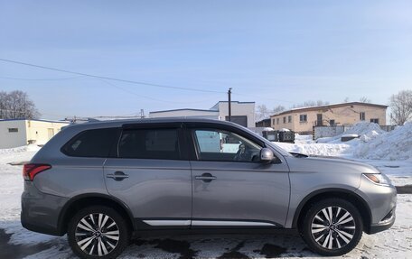 Mitsubishi Outlander III рестайлинг 3, 2019 год, 2 490 000 рублей, 4 фотография