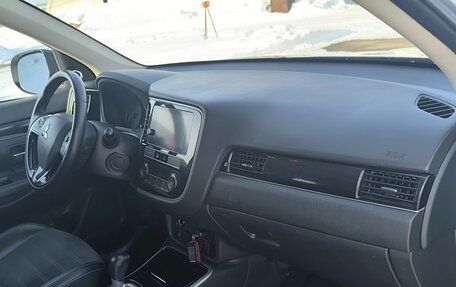 Mitsubishi Outlander III рестайлинг 3, 2019 год, 2 490 000 рублей, 9 фотография