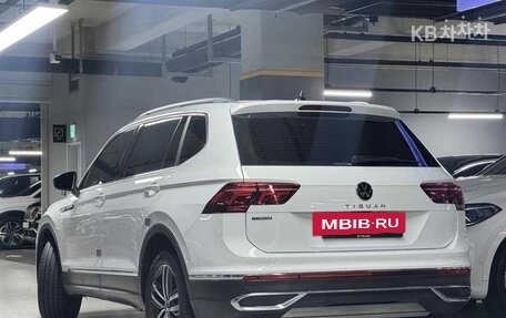 Volkswagen Tiguan II, 2022 год, 2 730 000 рублей, 2 фотография